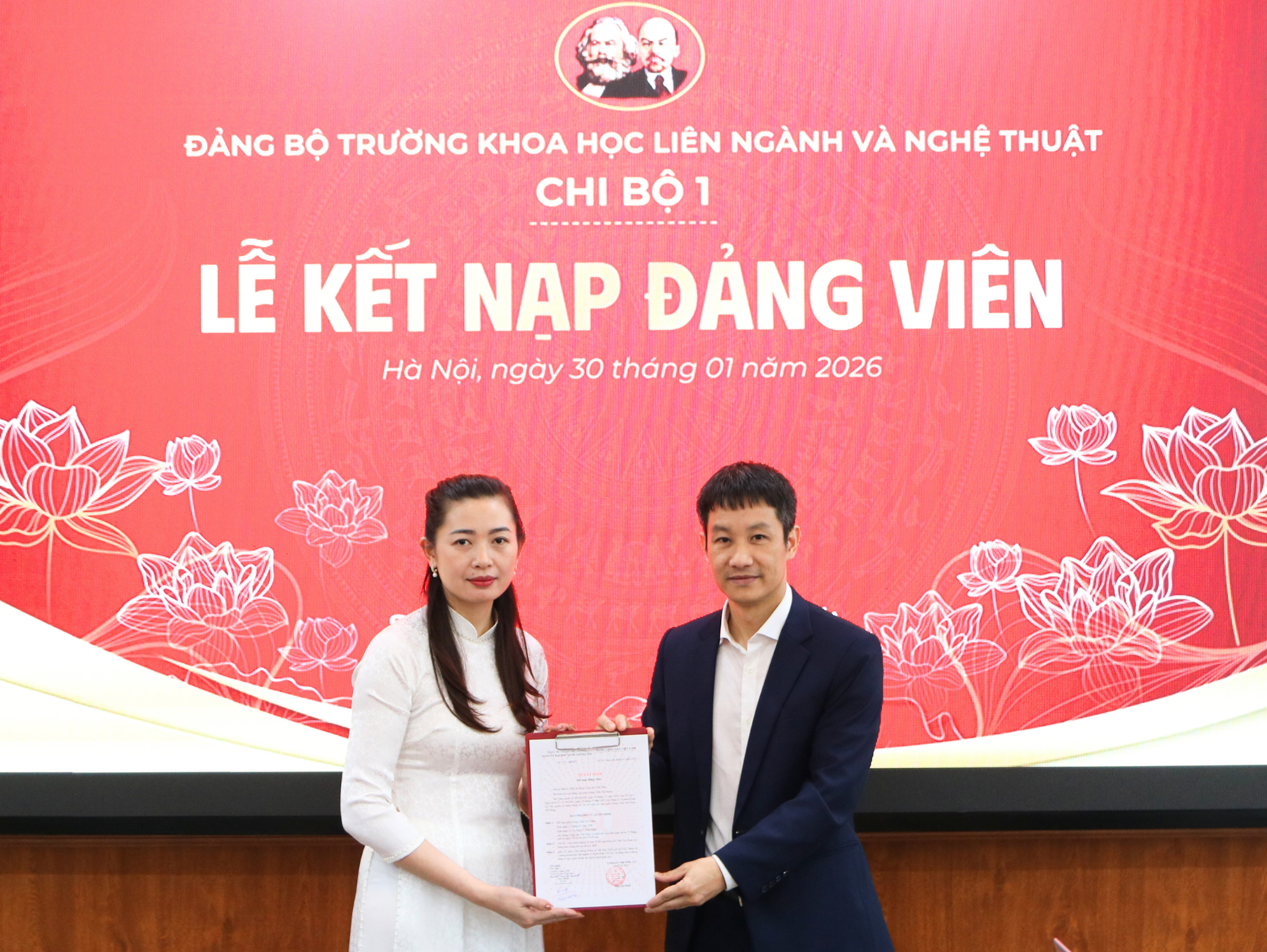Lễ kết nạp Đảng viên Trần Thị Hoan của chi bộ 1 - Đảng bộ Trường Khoa học liên ngành và Nghệ thuật